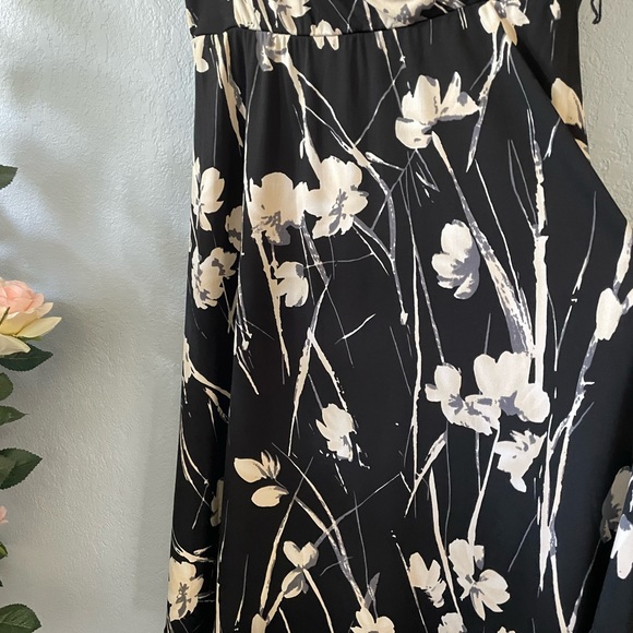 RN Studio Black Floral Dress - Picture 2 of 5